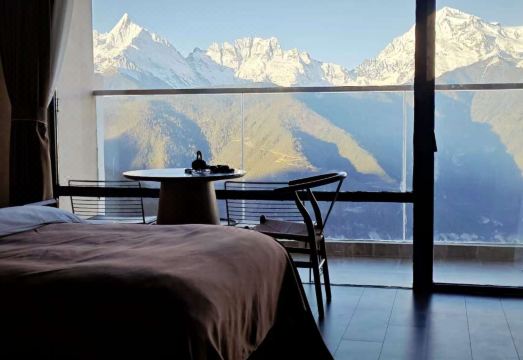 德钦观景天堂大酒店外景图