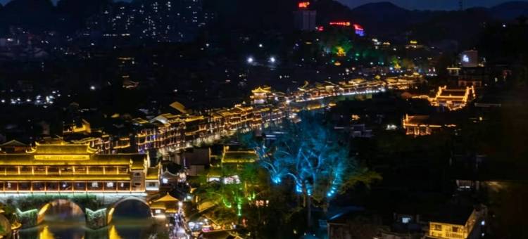 山谷·花间︱览旷世夜色·赏半山江景·禅意云舍(凤凰古城店)图片
