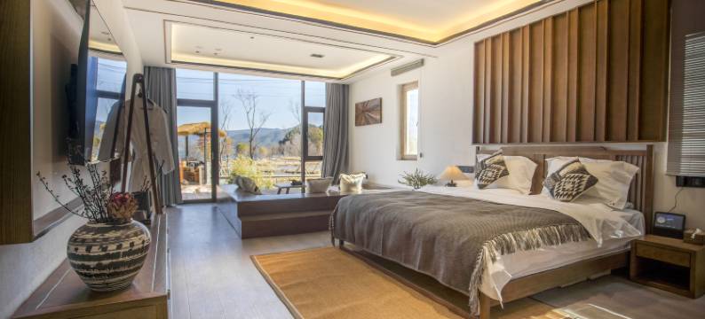 泸沽湖泊岸度假半山湖景酒店图片