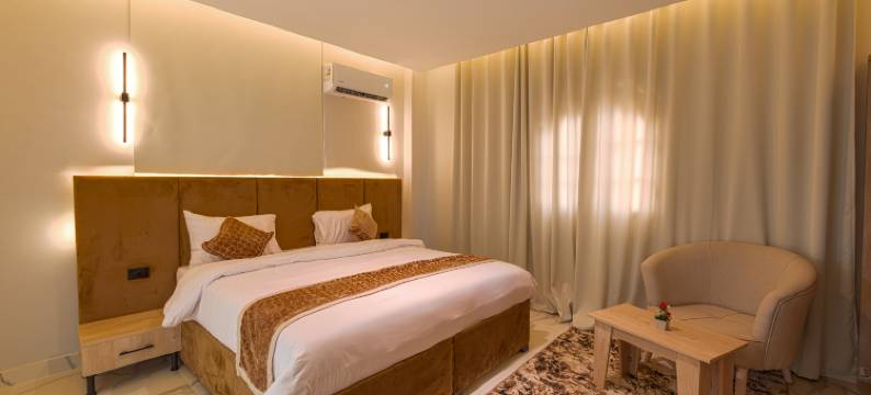 金色之家(Golden House)图片