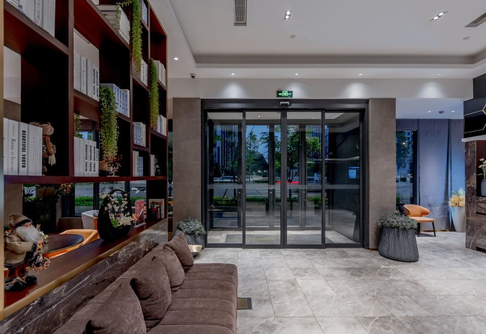 Yitel Premium (Shanghai Lujiazui Yuanshen Road Subway Station ) Hotel Overview