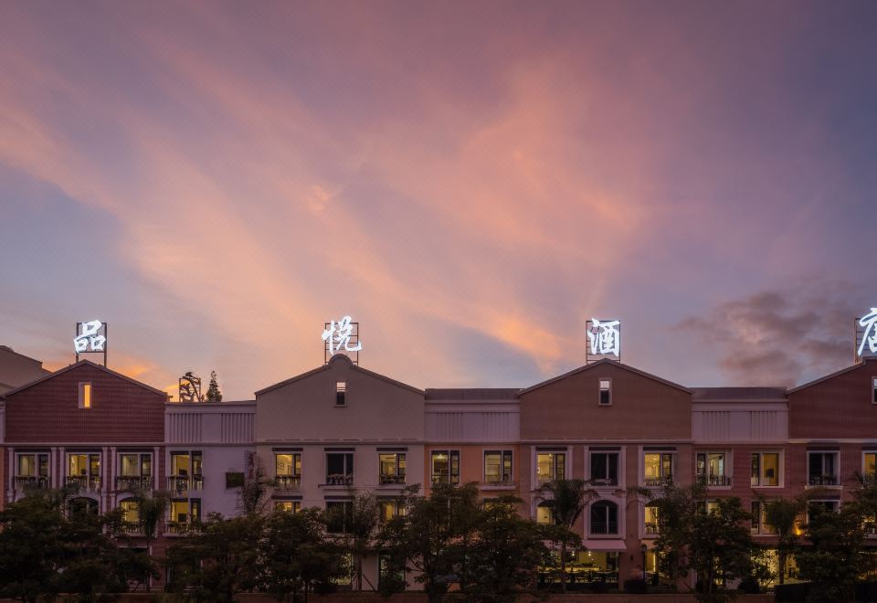 Fuxian Lake Pinyue HotelOver view