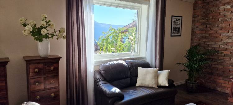 Mountain & Fjord View Apartment | Private Garden & Hot Tub图片
