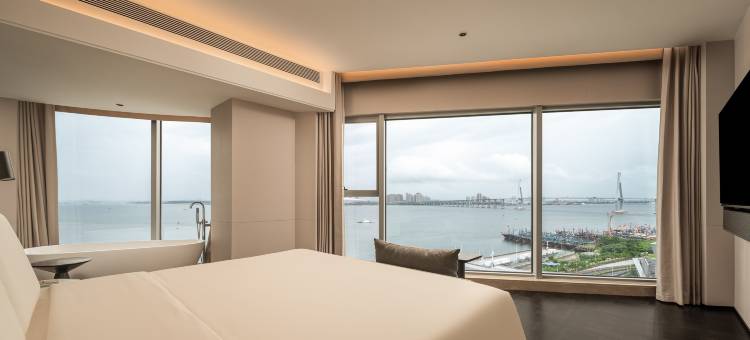湛江金沙湾海湾大桥海景亚朵酒店图片