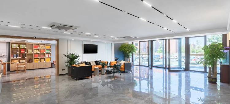 轻住酒店(济钢体育馆鲍山地铁站店)图片