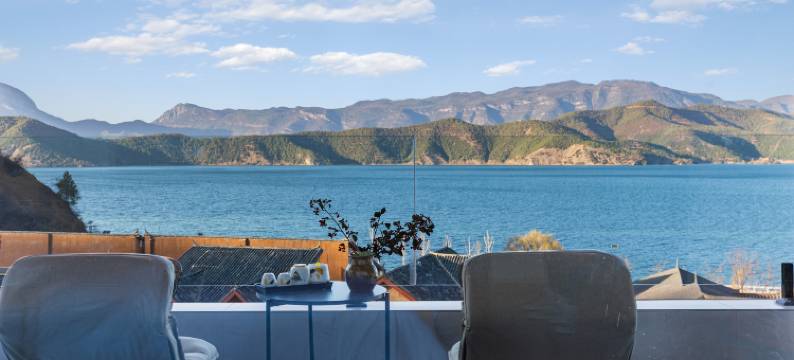 泸沽湖伴山隐宿湖景度假酒店图片