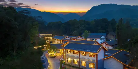 峨眉山雄秀温泉大酒店(報國寺遊客中心店)
