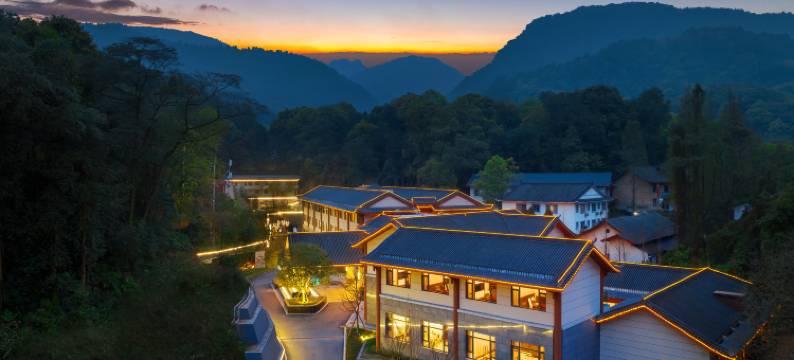 峨眉山雄秀温泉大酒店(报国寺游客中心店)图片