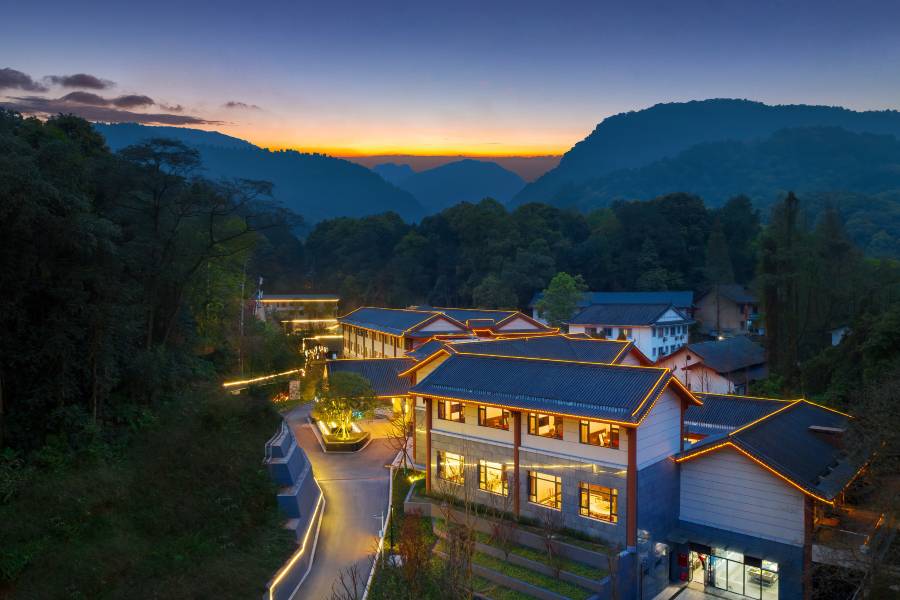 峨眉山雄秀温泉大酒店(報國寺遊客中心店)