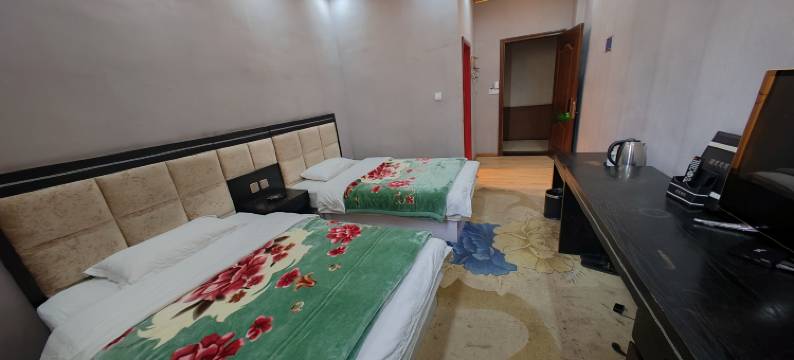 丁青琼宝宾馆图片