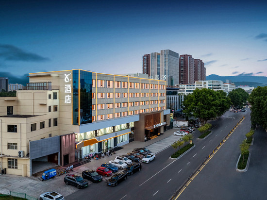 高平鑫辰酒店(红旗财富大厦店)