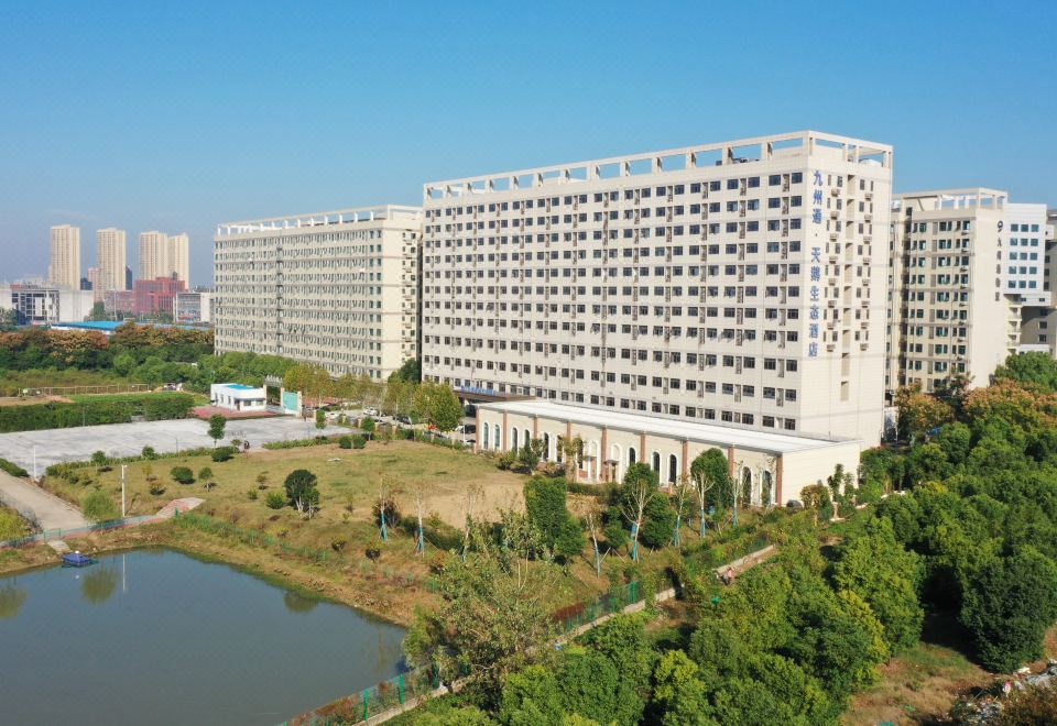 武汉九州通白天鹅生态酒店外景图