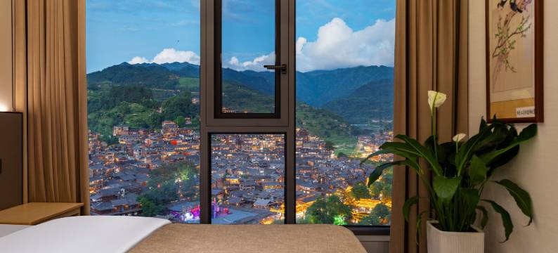 抱月楼·C位景观度假美宿(西江千户苗寨观景台店)图片