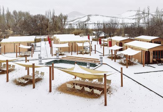 敦煌风鸣沙酒店外景图