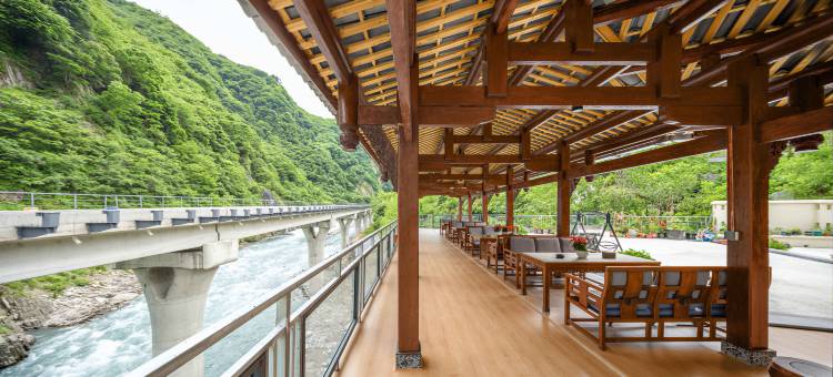 澜居山海酒店(卧龙中华大熊猫苑神树坪基地店)图片