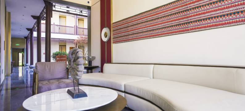 楚雄金色天华酒店(楚雄站彝人古镇店)图片