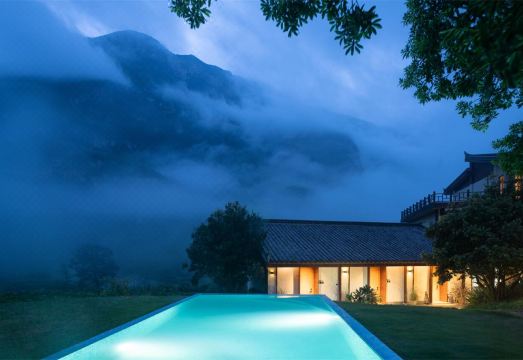 zhenshanheHotel Overview