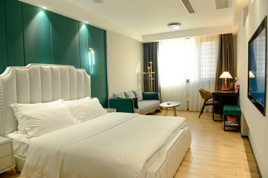 美蓝湖国际酒店(公安通运车站店)