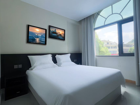 蓝枫酒店 (安顺镇宁黄果树大街店)