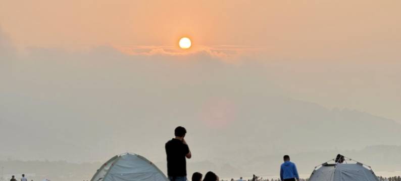 破晓观海日出海边露营民宿图片