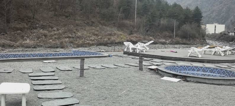 溪畔汤泉度假酒店(毕棚沟景区理小路店)图片