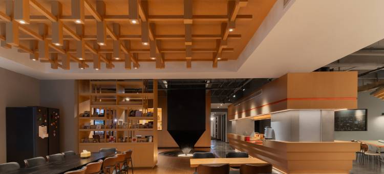 吃山02救赎青年旅店(重庆两路口皇冠大扶梯店)图片