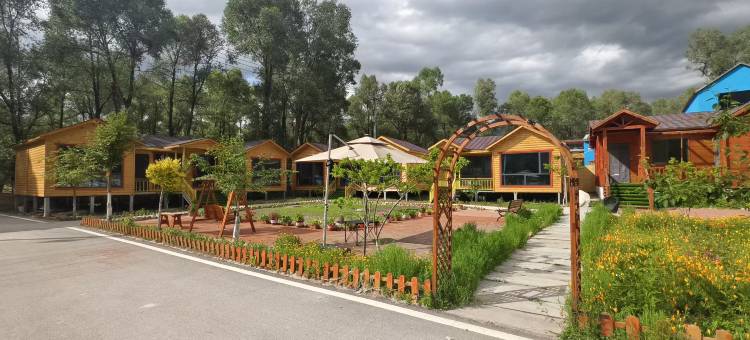 依水林阁山庄(卓尔山景区店)图片