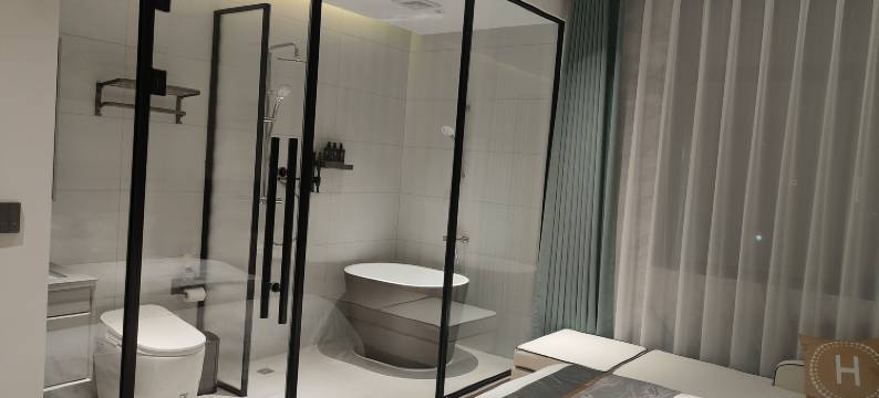 叶鸿轻居温馨主题宾馆(大连梭鱼湾足球场店)图片