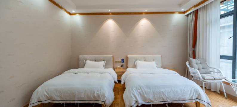 四姑娘山山与民宿图片