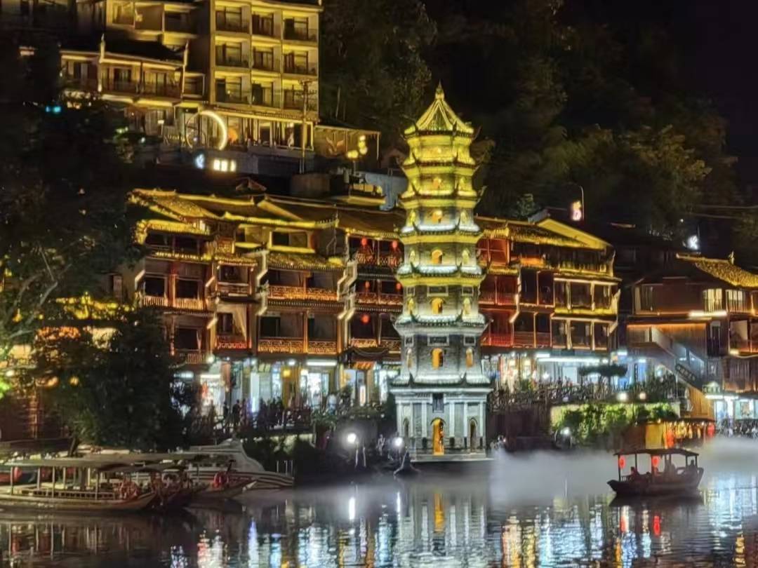 岸芷汀兰庭院江景民宿(凤凰古城沱江店)图片