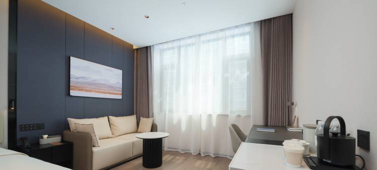 珲春欧式街新安路亚朵酒店图片