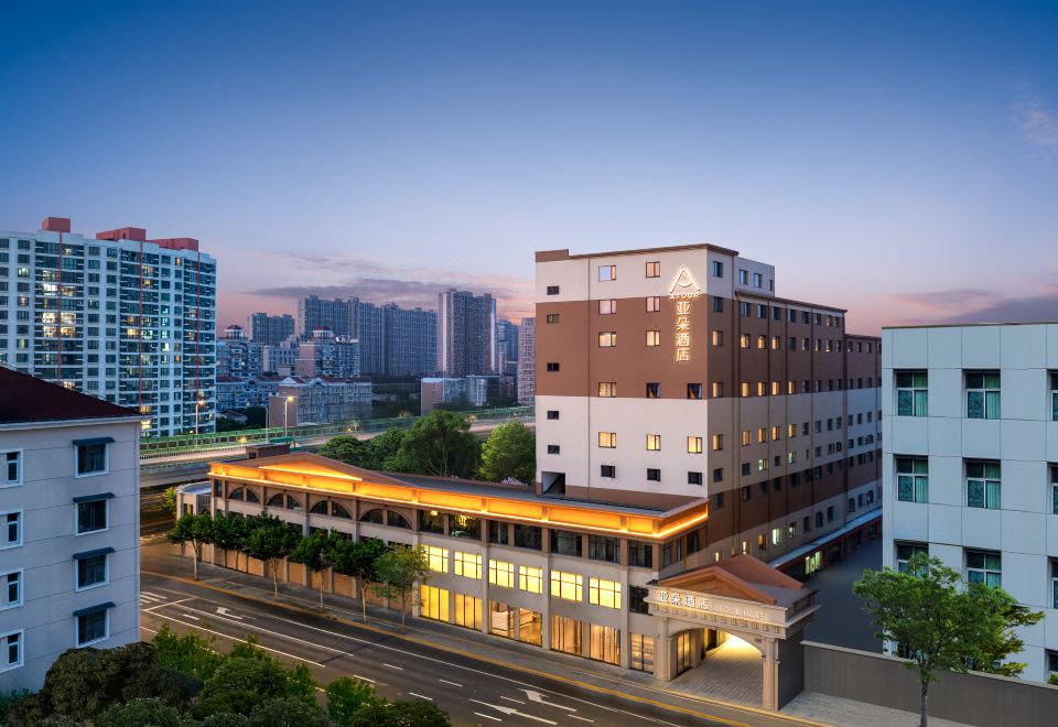 上海静安西藏北路地铁站亚朵酒店外景图