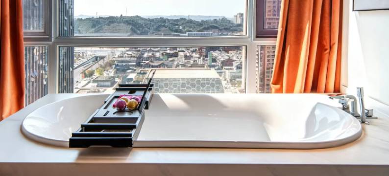 柒月·新屿设计师全智能民宿(乐山高铁站店)图片