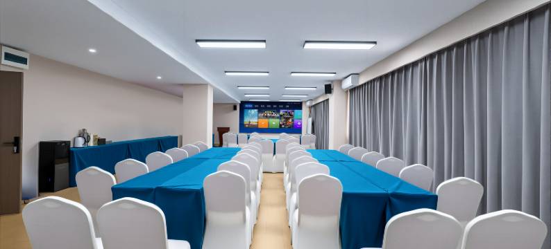 艺龙海雅酒店(许昌胖东来时代广场曹魏古城店)图片