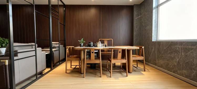 乌兰皇冠品质酒店(乌兰县人民镇府人民广场店)图片