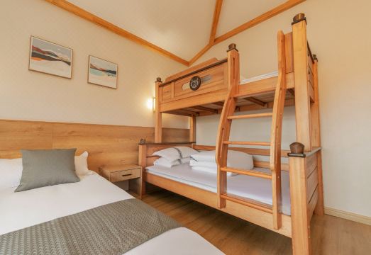 Fly House Homestay Hotel Overview