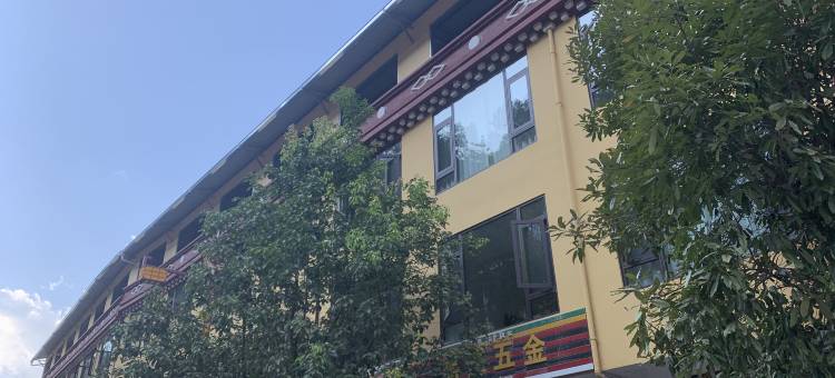 香格里拉市虎跳峡彝乡大酒店图片