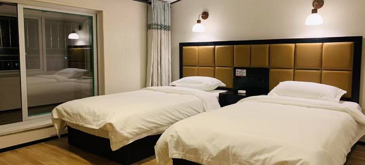 承德凤凰酒店(鹰手营子站店)图片