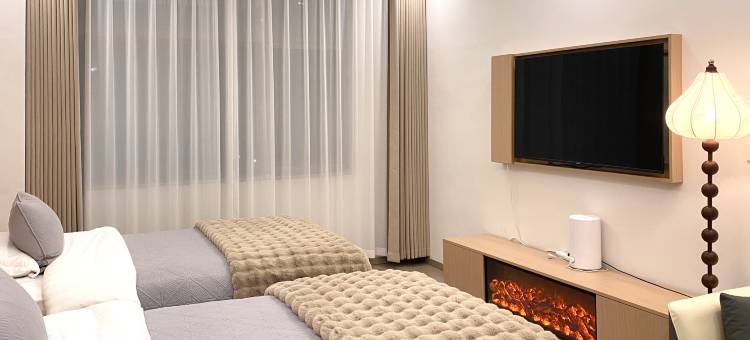 朗秋泊岸山居图片