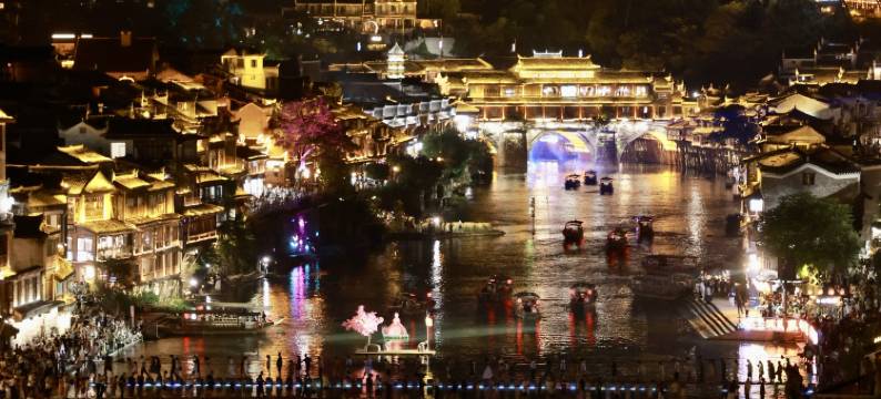 凤凰向云端江景民宿(凤凰古城景区南华门店)图片