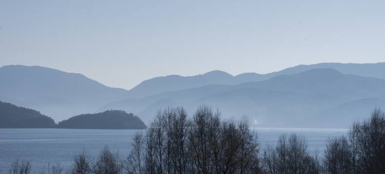 泸沽湖泊岸度假半山湖景酒店图片