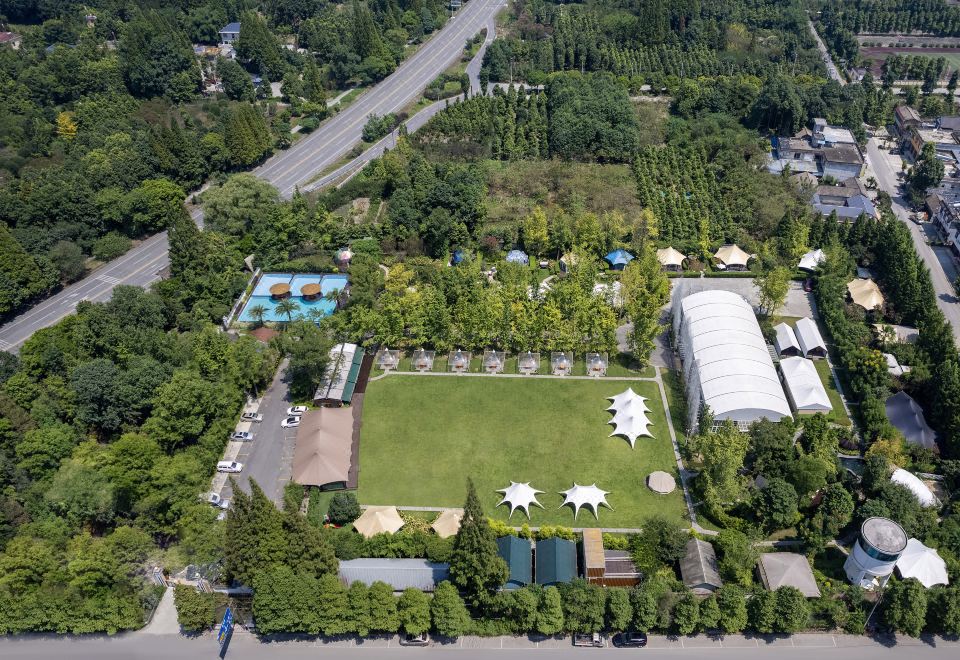青城山馨野奢·温泉帐篷度假酒店外景图