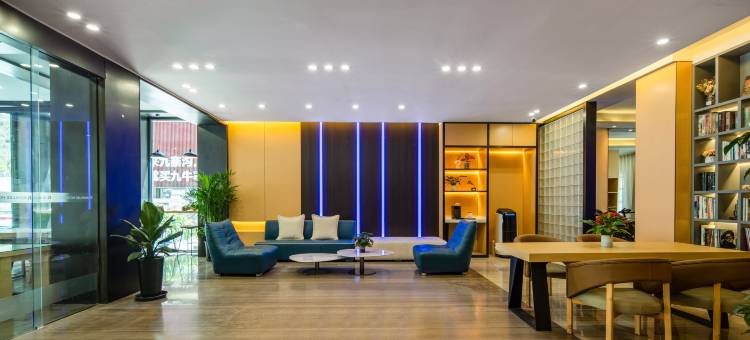 R ROYALSS HOTEL(九寨沟游客中心店)图片