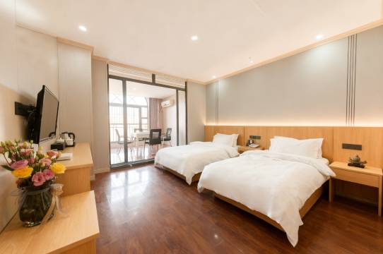 蓝湾假日酒店(南京柳洲东路地铁站店)