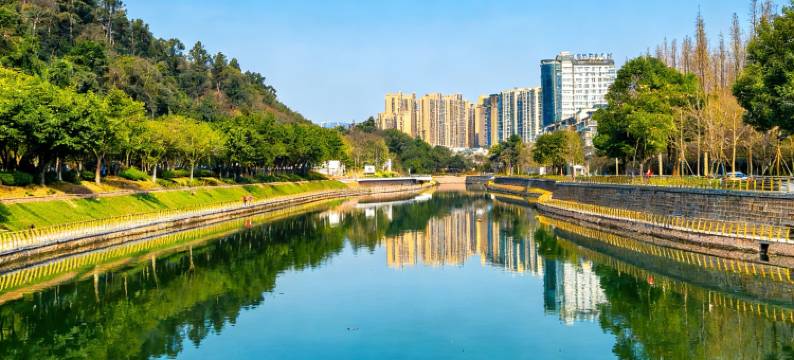 乐山广寒宫酒店(乐山高铁站嘉兴路美食街店)图片