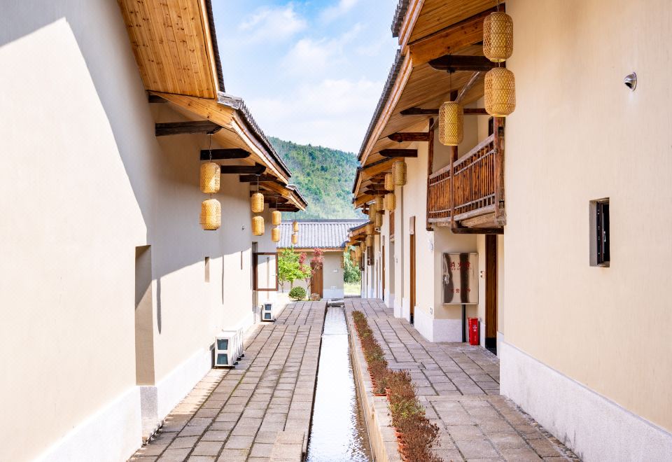 龙南虔心小镇半山腰温泉度假酒店外景图
