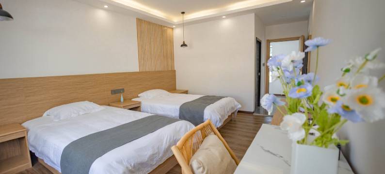 冷噶措行山迹野奢民宿图片