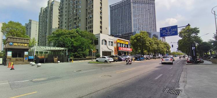曼悦轻奢民宿(鹰潭站天虹购物中心店)图片
