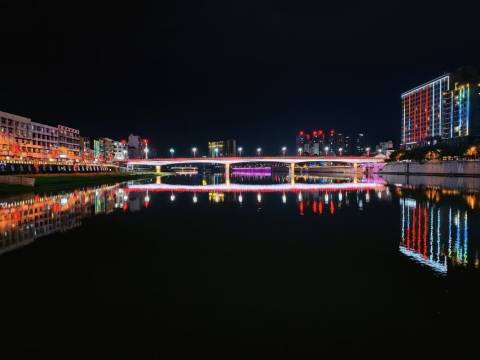 谷莫尼·River View滨江高空江景酒店(溆浦流金广场店)图片