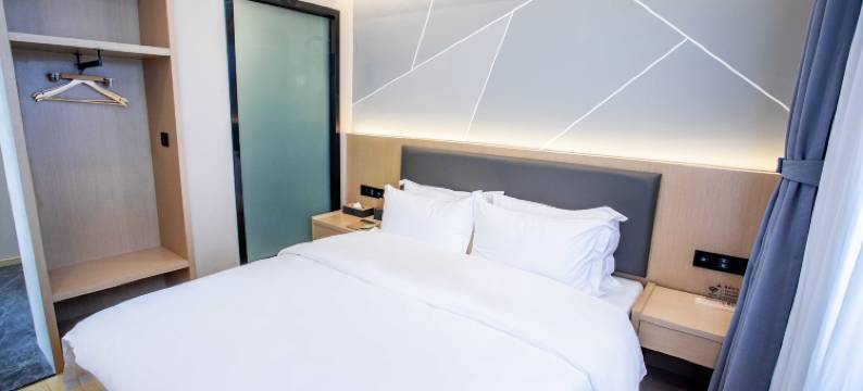 馨悦假日酒店(陆良图腾商业中心春光路店)图片